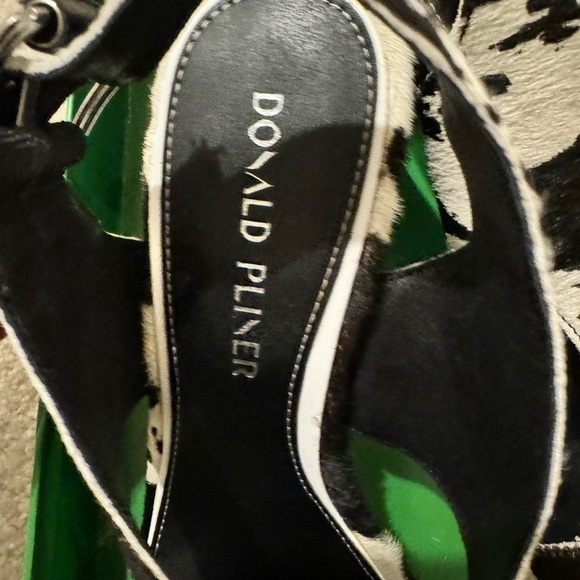 DONALD PLINER WOMEN’S PASHA COW PRINT HAIR CALF SANDAL IN BONE/BLACK SIZE 8.5 - Picture 2 of 6